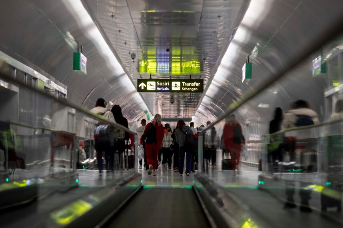 Bagajele a două femei de pe Aeroportul Henri Coandă, pline cu bijuterii și bani nedeclarați.