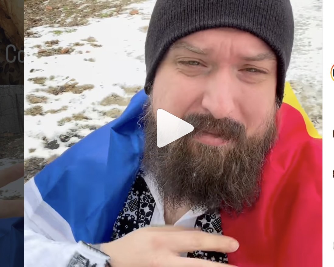 Americanul care s-a mutat în România cu patru pisici, mama și prietenă