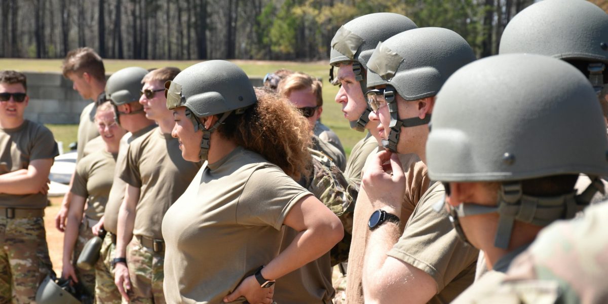 armata-femei-scaled.jpg - PressHub24