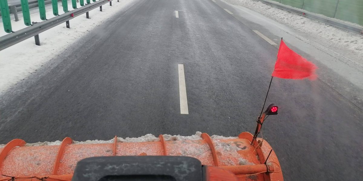 autostrada-masina-de-deszapezire-zapada.jpg - PressHub24