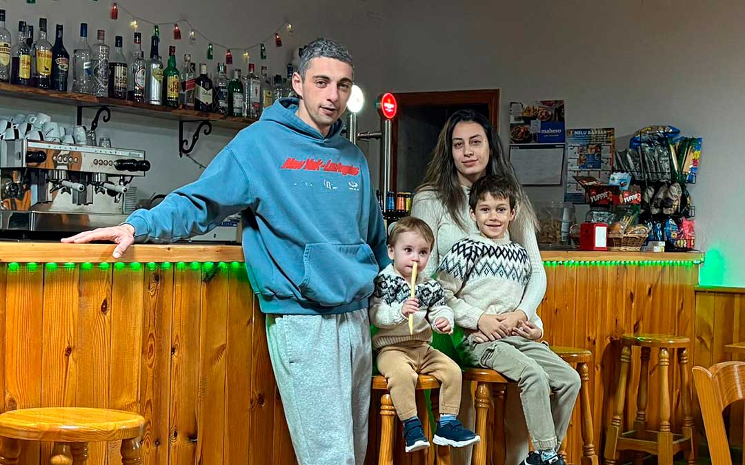 Familie de români redeschide singurul bar dintr-o localitate spaniolă.