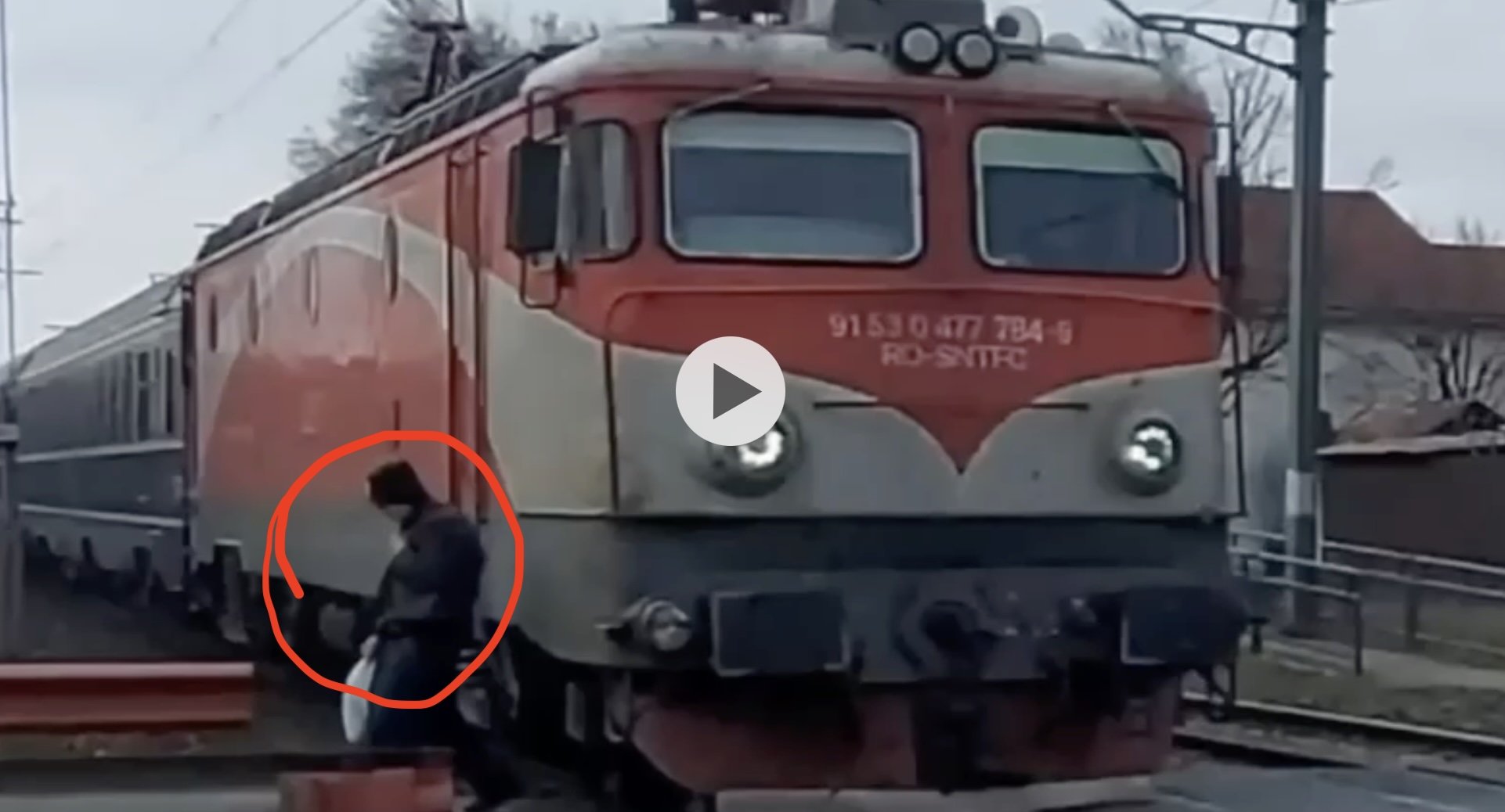 Un tren evită un bărbat care traversa ilegal liniile, afirmă CFR