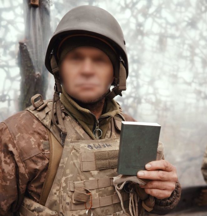 Biblie impermeabilă pentru soldații ucraineni, trimisă din Sibiu