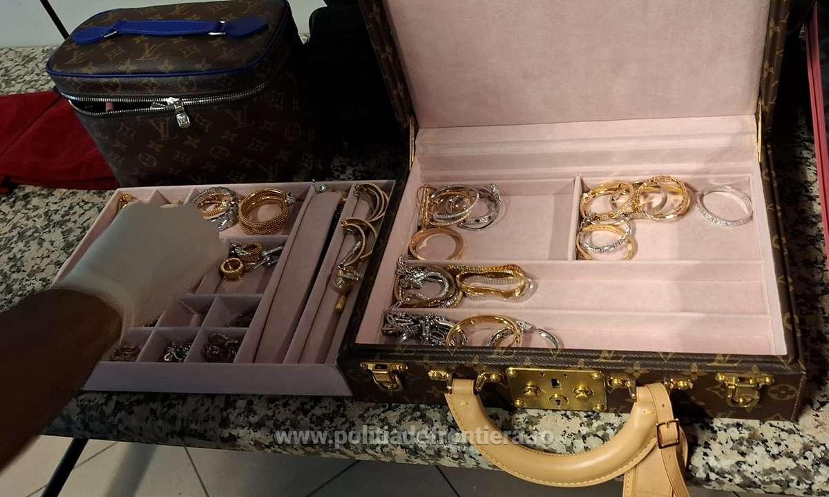 Doi suspecți din Dubai, reținuți cu bijuterii, ceasuri și bani nedeclarate, valuta peste 3 milioane euro