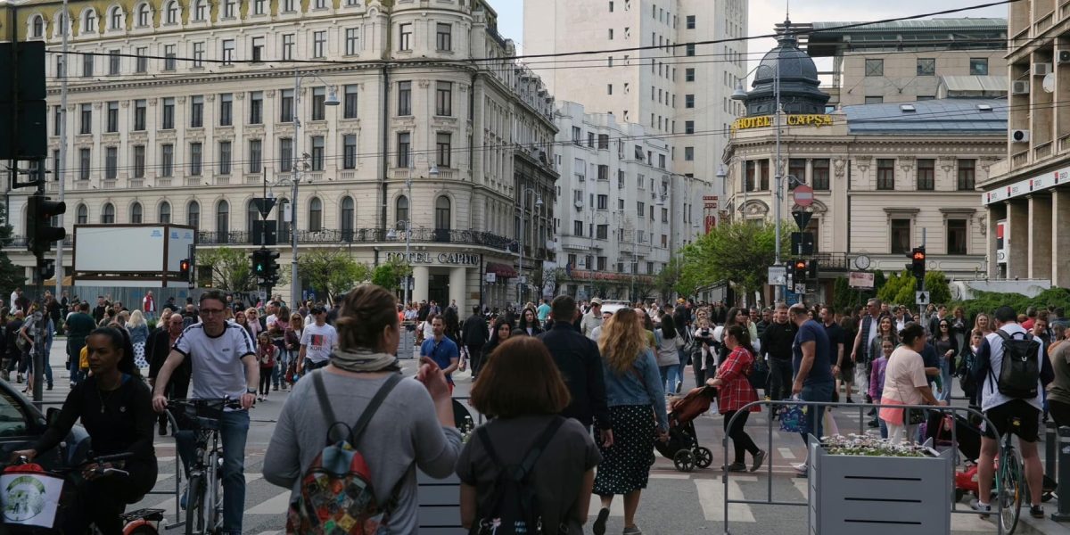 bucuresti-calea-victoriei-oameni.jpg - PressHub24