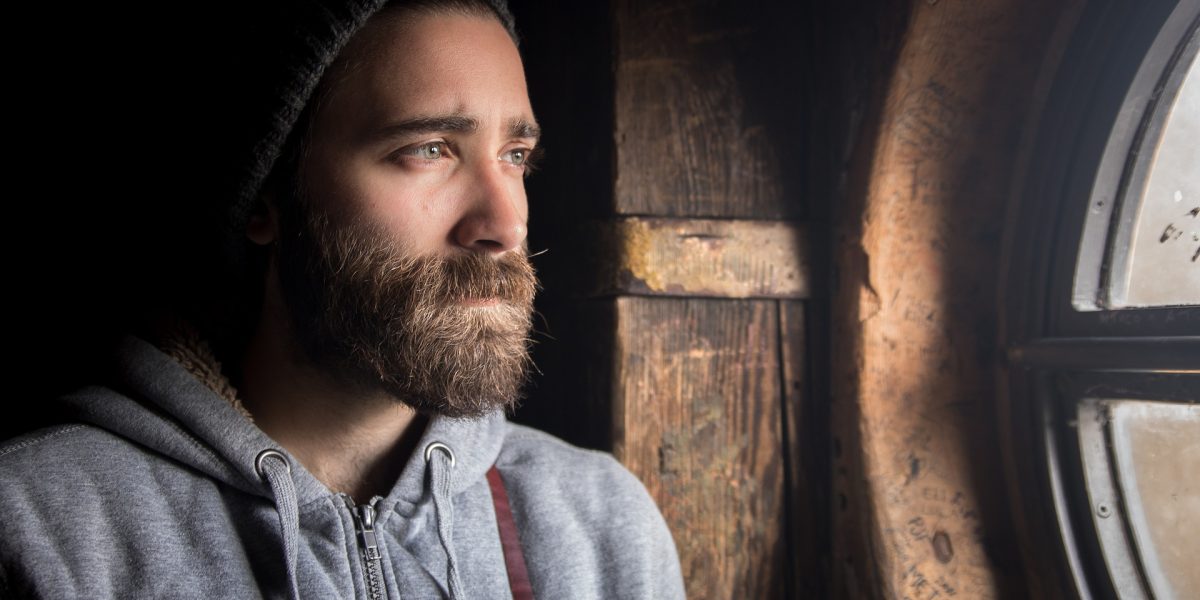 casa-barbat-fereastra.jpg - PressHub24