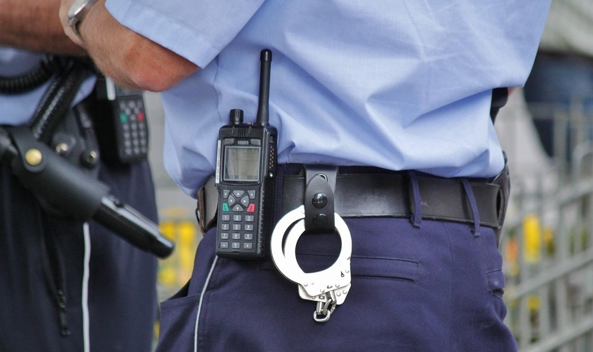 Bărbat reținut pentru sechestrarea unei femei și a copilului său.