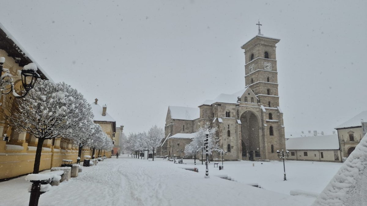 Ninsoare la Alba Iulia: Cetatea Alba Carolina, înfășurată în alb