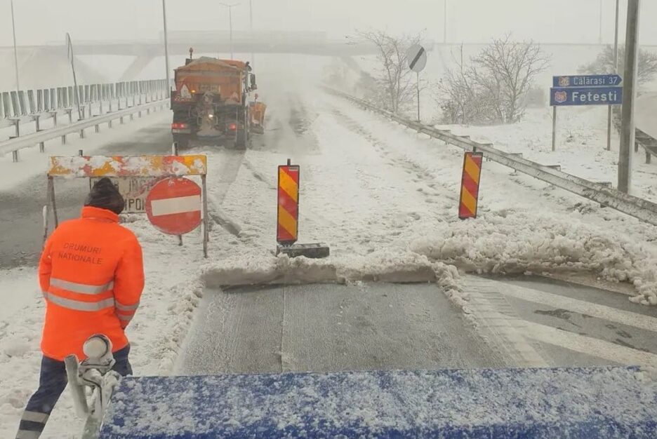 Zăpadă pe drumuri în 19 județe, restricții pentru camioane