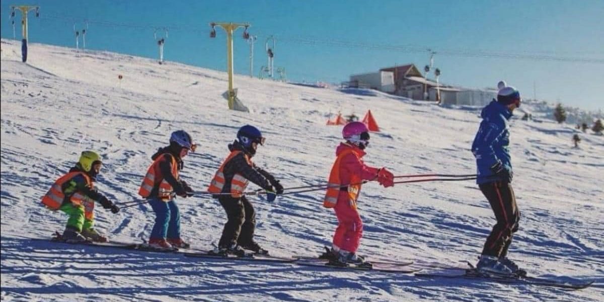 copii-schi-ski-straja-sursa-FB-Complex-Montana.jpg - PressHub24