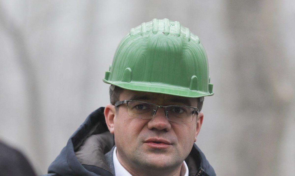 Un apropiat al lui Costel Alexe, angajat fără concurs la CJ Iași, are salariu de 7.100 lei net