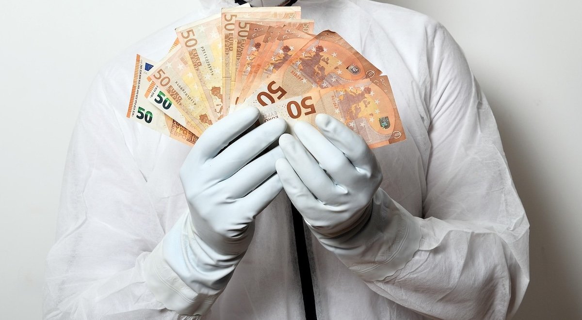 Șeful IML Iași, condamnat la suspendare pentru mite de mii de euro și dependență de jocuri de noroc