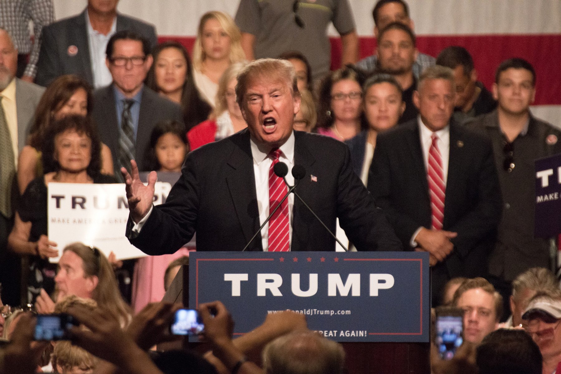 Trump: de la „pacificator” la „războinic”