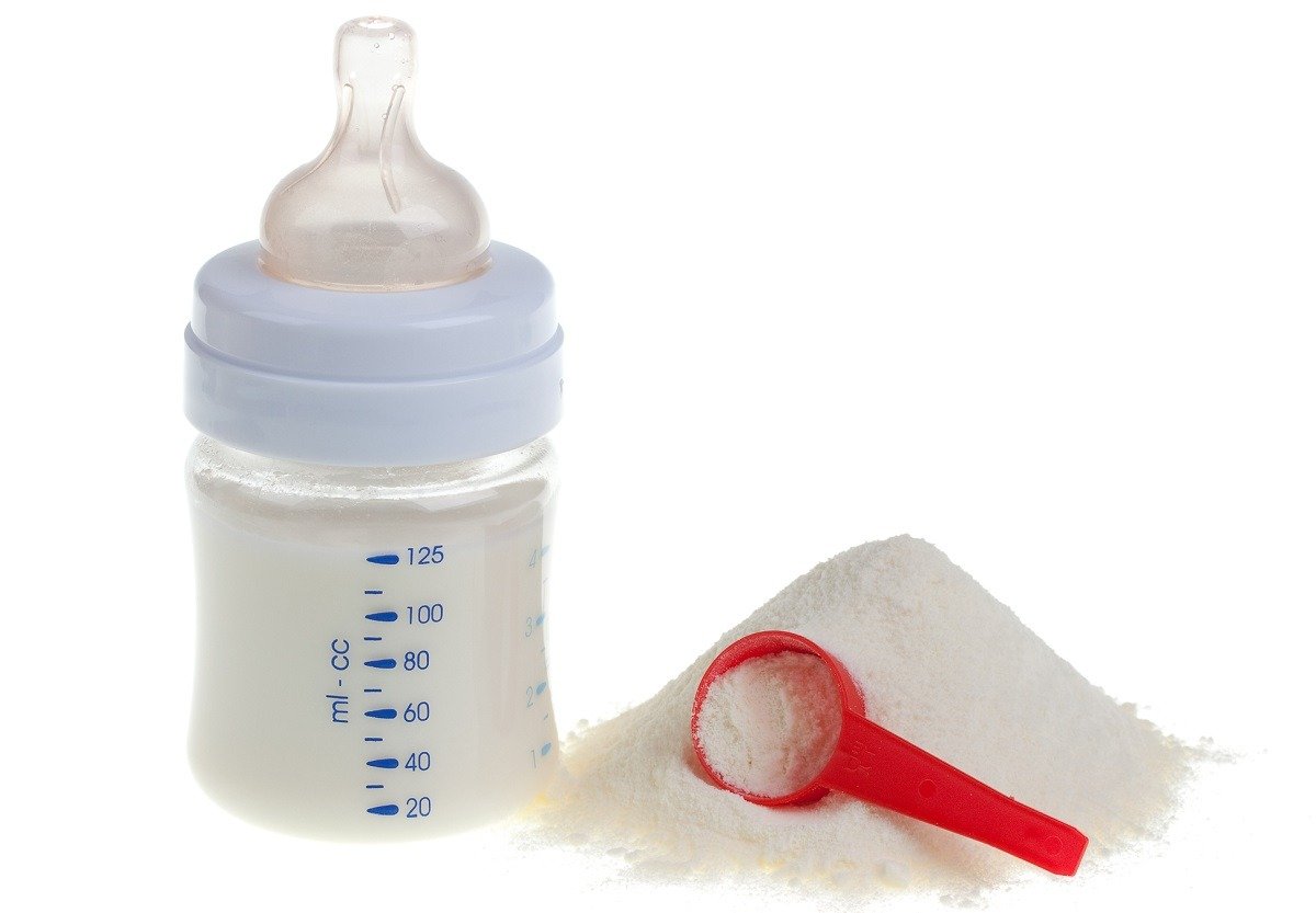 Nestlé retrage loturi de lapte praf pentru sugari în Europa din cauza unei tetoxine