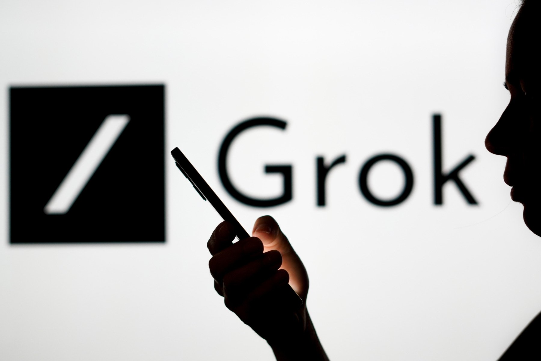 Rețeaua X limitează utilizarea AI Grok pentru editarea fotografiilor