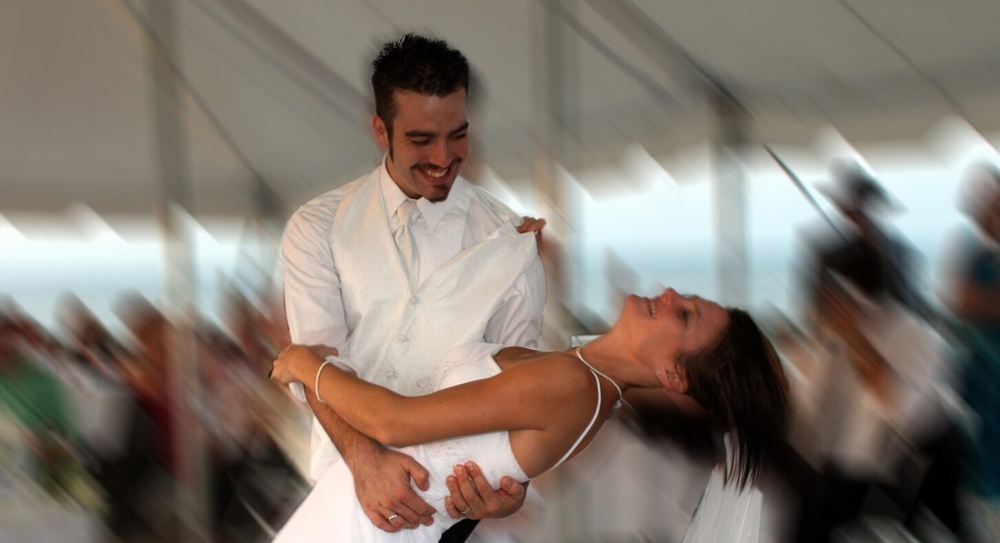 Tinerii optează pentru nunți mai intime