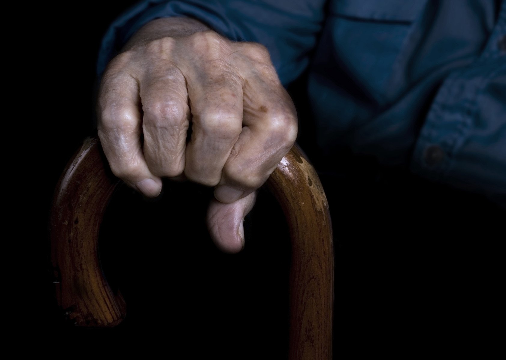 Octogenar finlandez găsit în stare precară în subsol, implicat în trafic de ființe