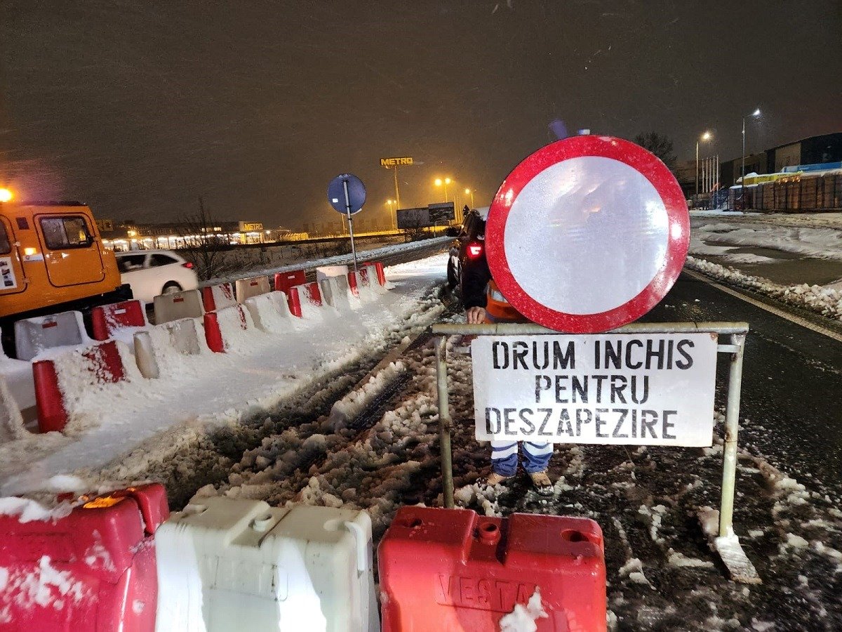 Trafic blocat între Novaci și Rânca din cauza zăpezii.