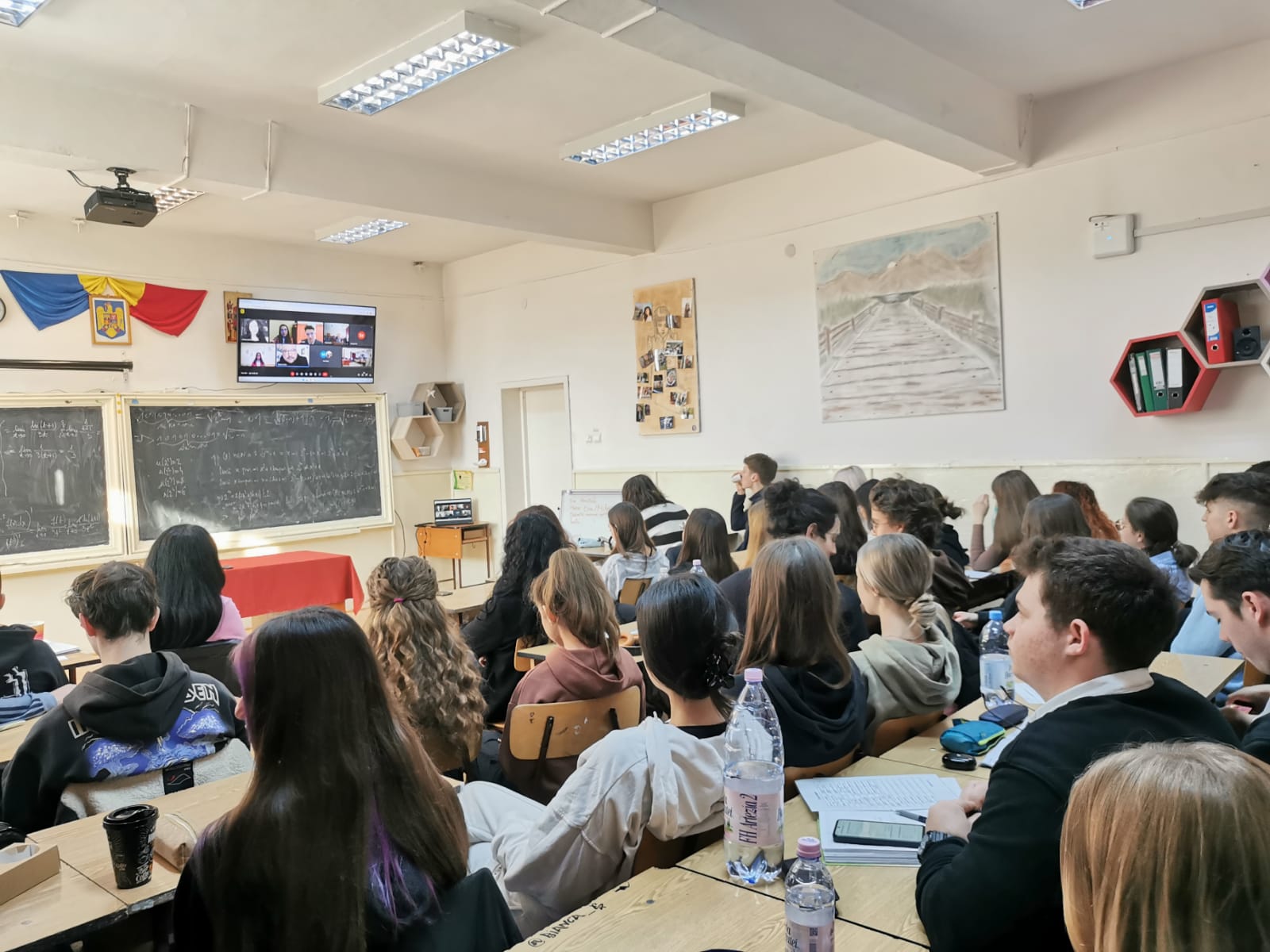 Întoarcere la școală joi pentru elevi