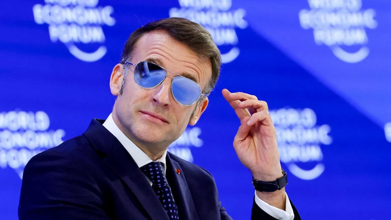 „Top Gun” al lui Macron crește valoarea iVision Tech, cu modelul purtat de președinte vândut cu sute de euro