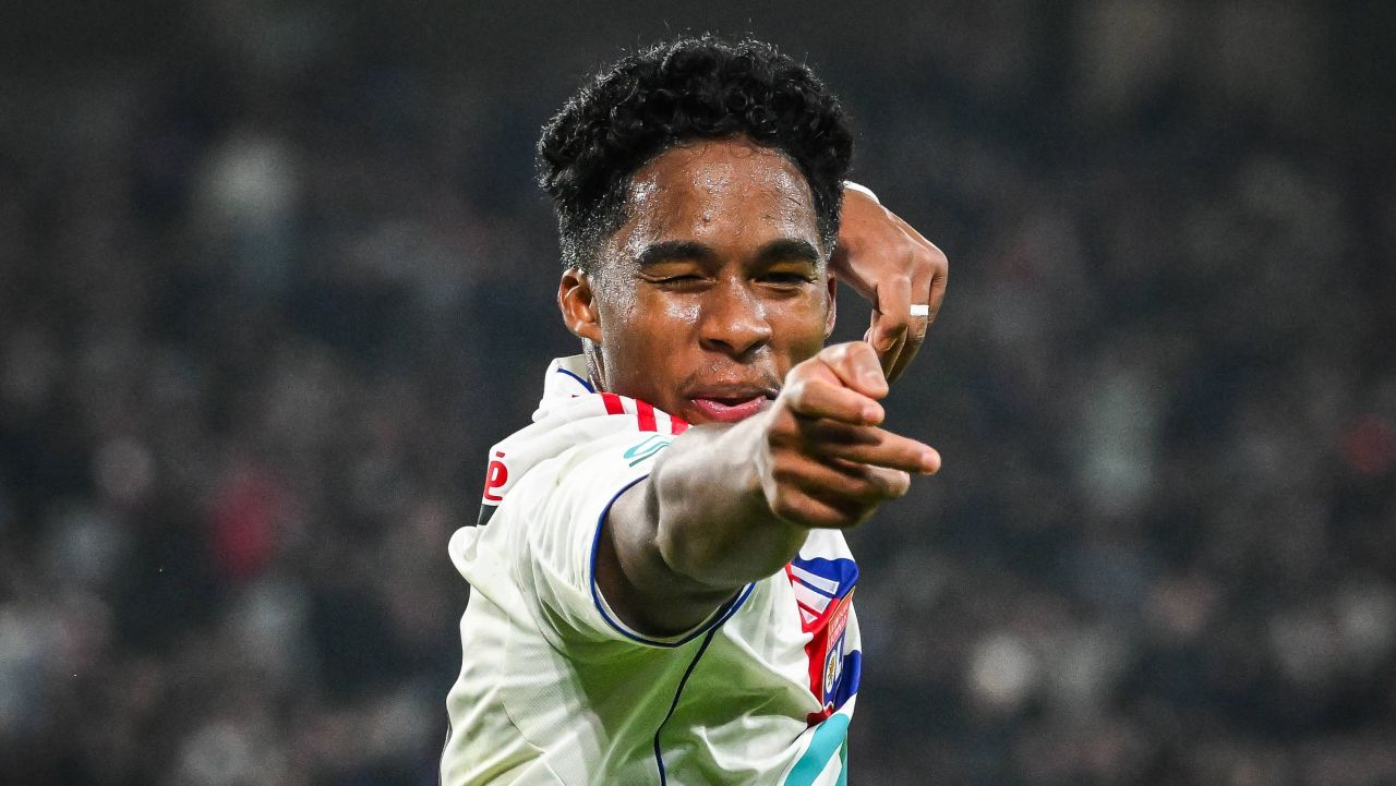 Lyon învinge Brest cu 2-0: goluri spectaculoase și cartonaș roșu!