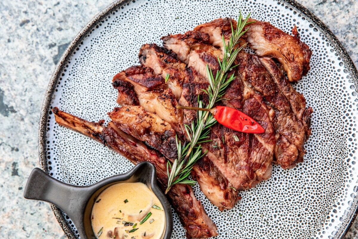 Consumul de carne poate crește șansele de a trăi până la 100 de ani, arată studiul