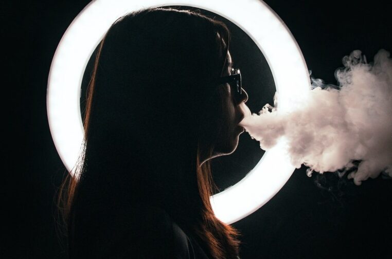 fumat-electronic-vapare-vapat-tigari-electronice-vaping-e1687675842115.jpeg - PressHub24