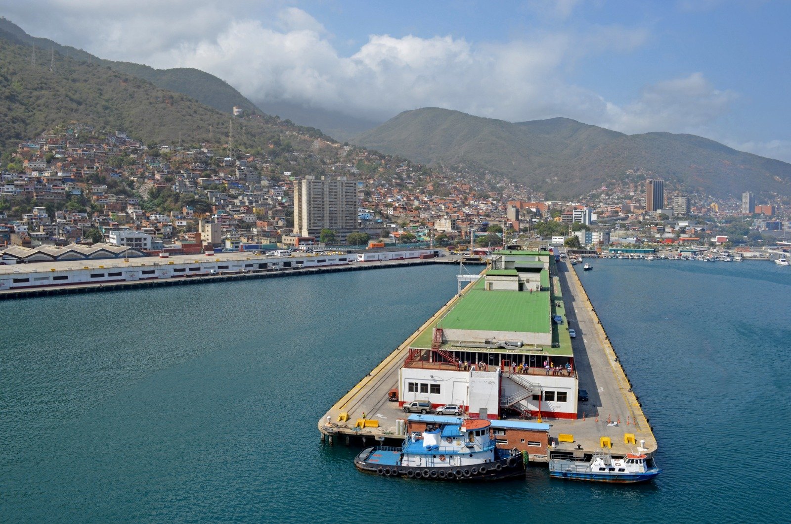 Venezuela, deținând cele mai mari rezerve de petrol, încearcă să oprească declinul producției sub presiunea lui Trump