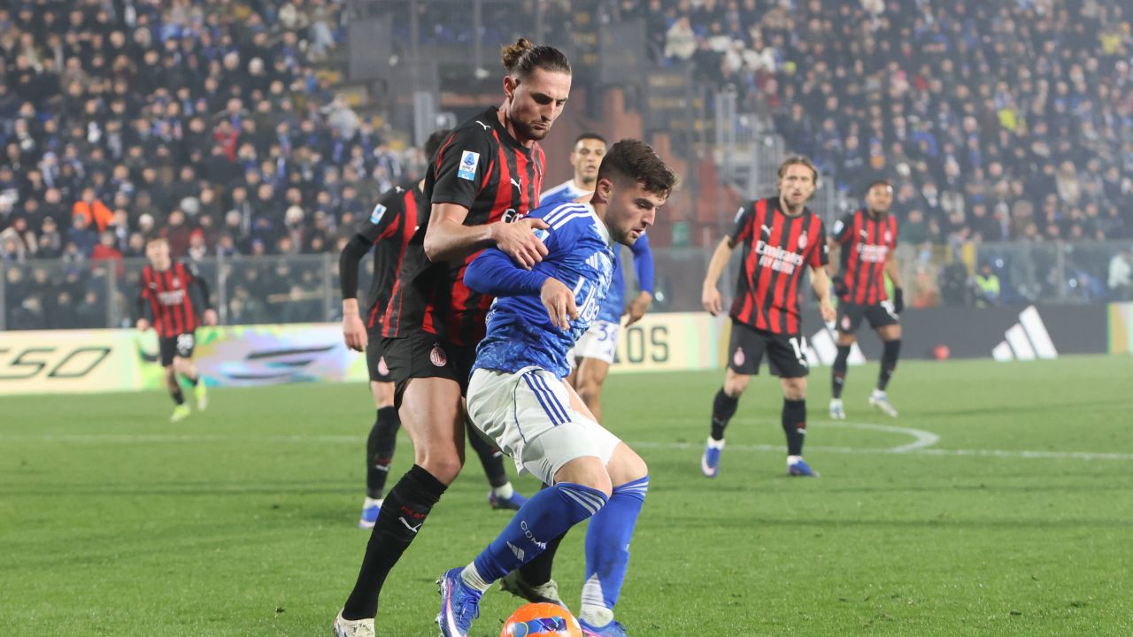 AC Milan înfruntă cu succes victoria celor de la Inter, învingând Como fără probleme.