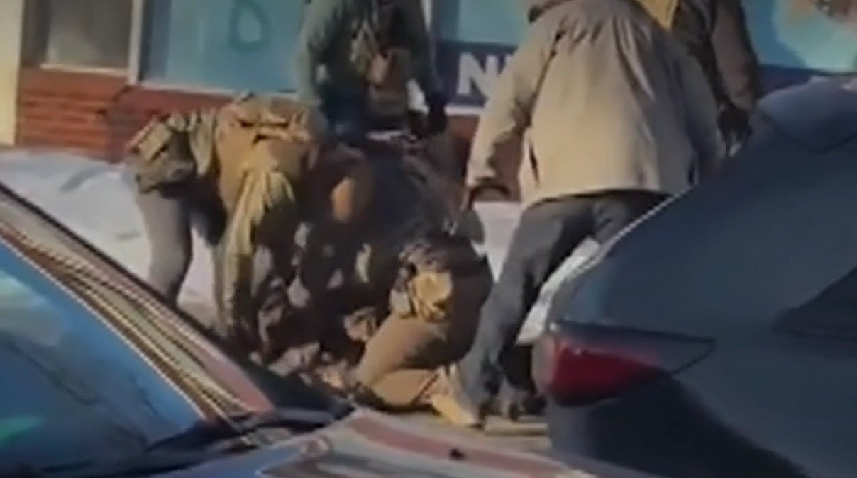 Imagini arată că Alex Pretti fusese deja imobilizat când a fost împușcat de agenți̦i în Minneapolis