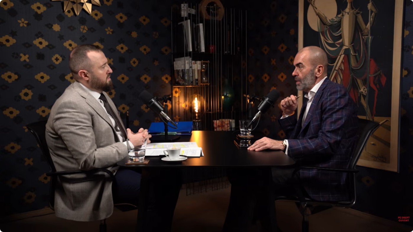 Procurorul-șef vorbește cu un avocat