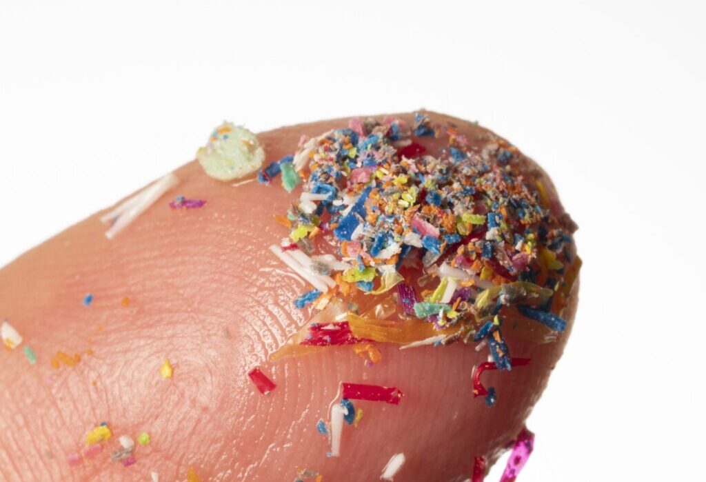 Microplasticele în 2025: pericole, zone de prezență și metode de evitament