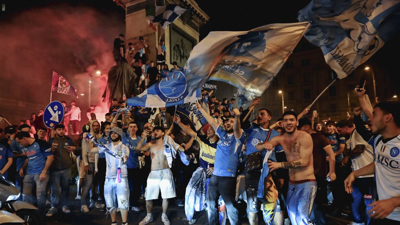 Suporteri răniți la Napoli, Chelsea în alertă pentru meciul din Champions League