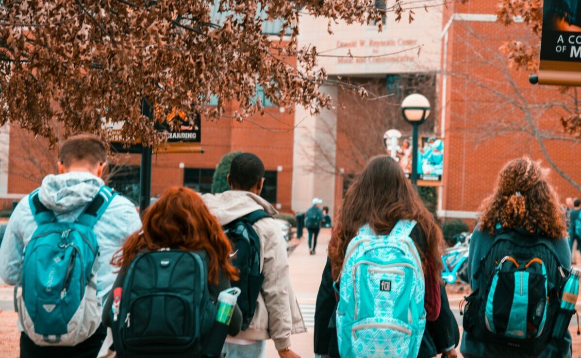 Elev din Oradea, acuzat de furt de parolă pentru a-și modifica notele