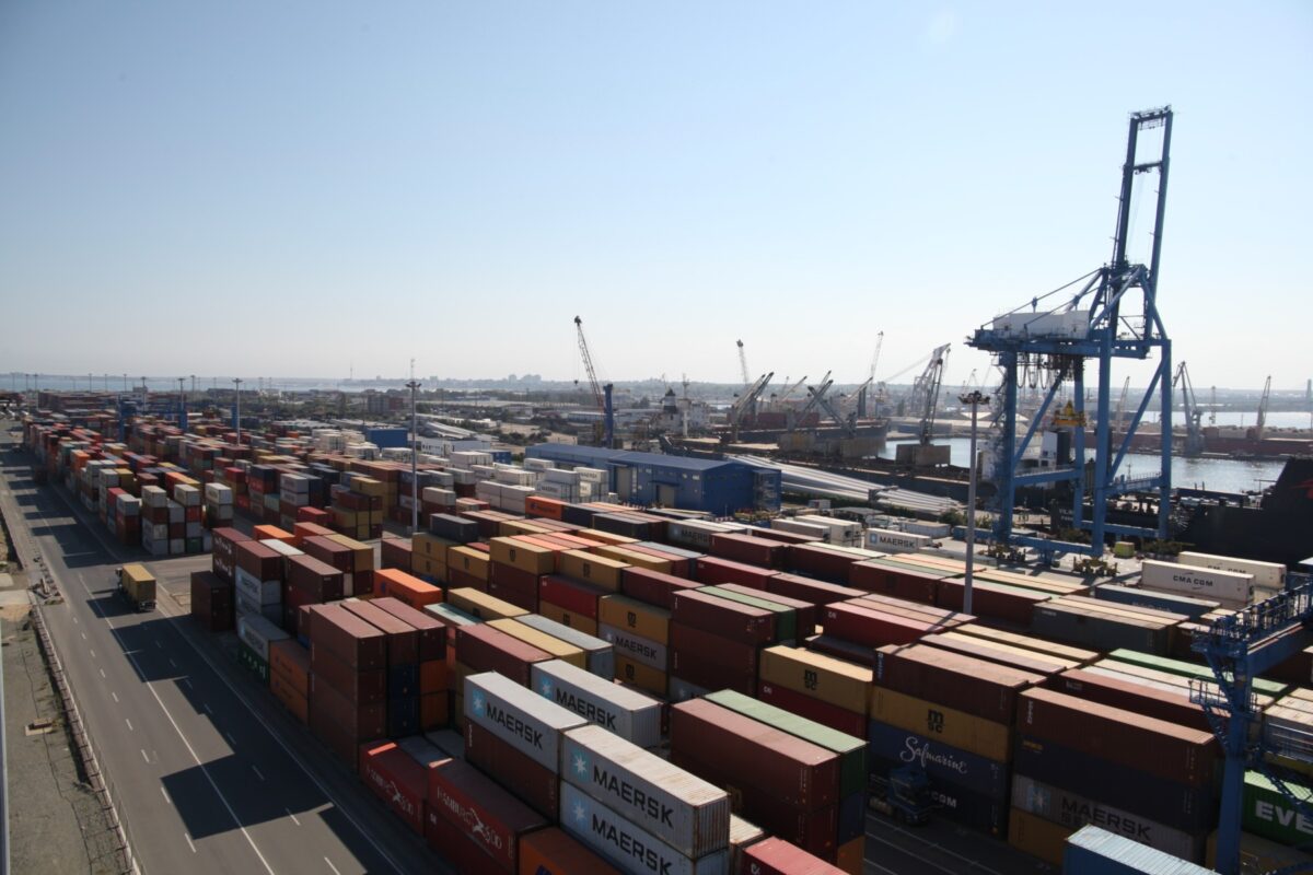 Reținute două persoane pentru contrabandă cu țigări la Vama Constanța