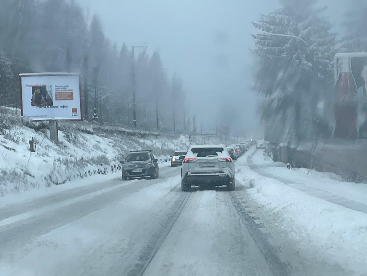 Ninsoare blochează traficul în centrul țării