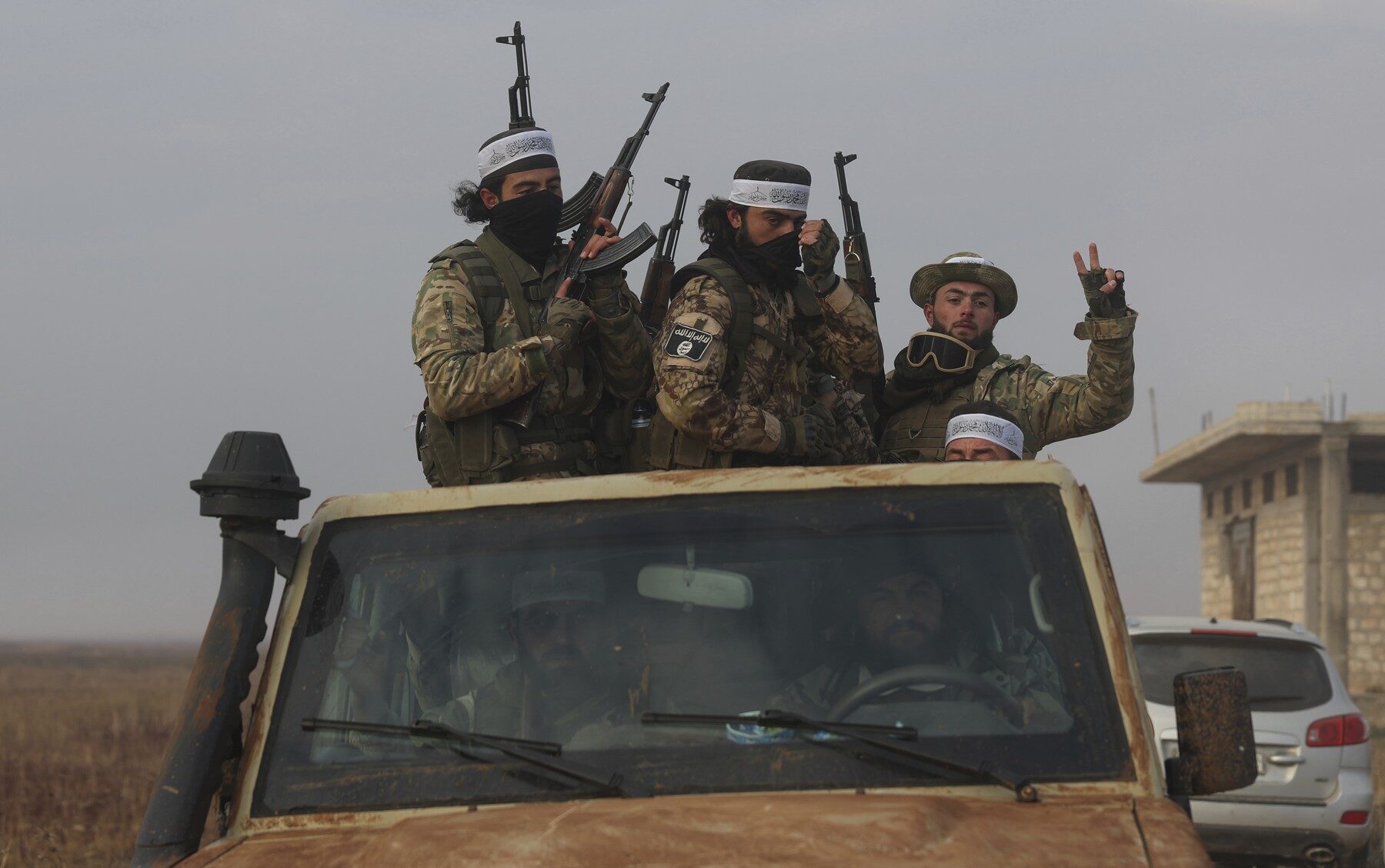 Sirieni evacuează combatanți kurzi din Alep spre zonă autonomă kurdă