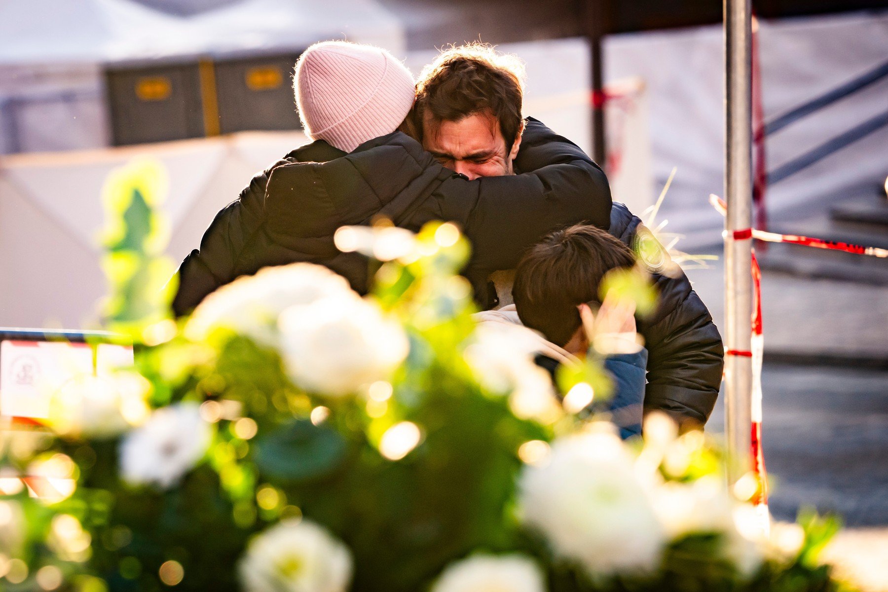 Lumânări aprinse pentru victime la biserica din stațiune