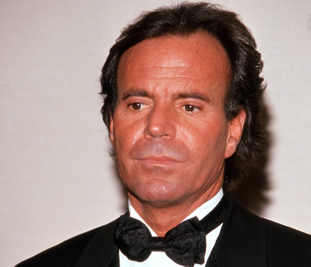 Plângere împotriva lui Julio Iglesias acuză trafic de persoane și delicte sexuale