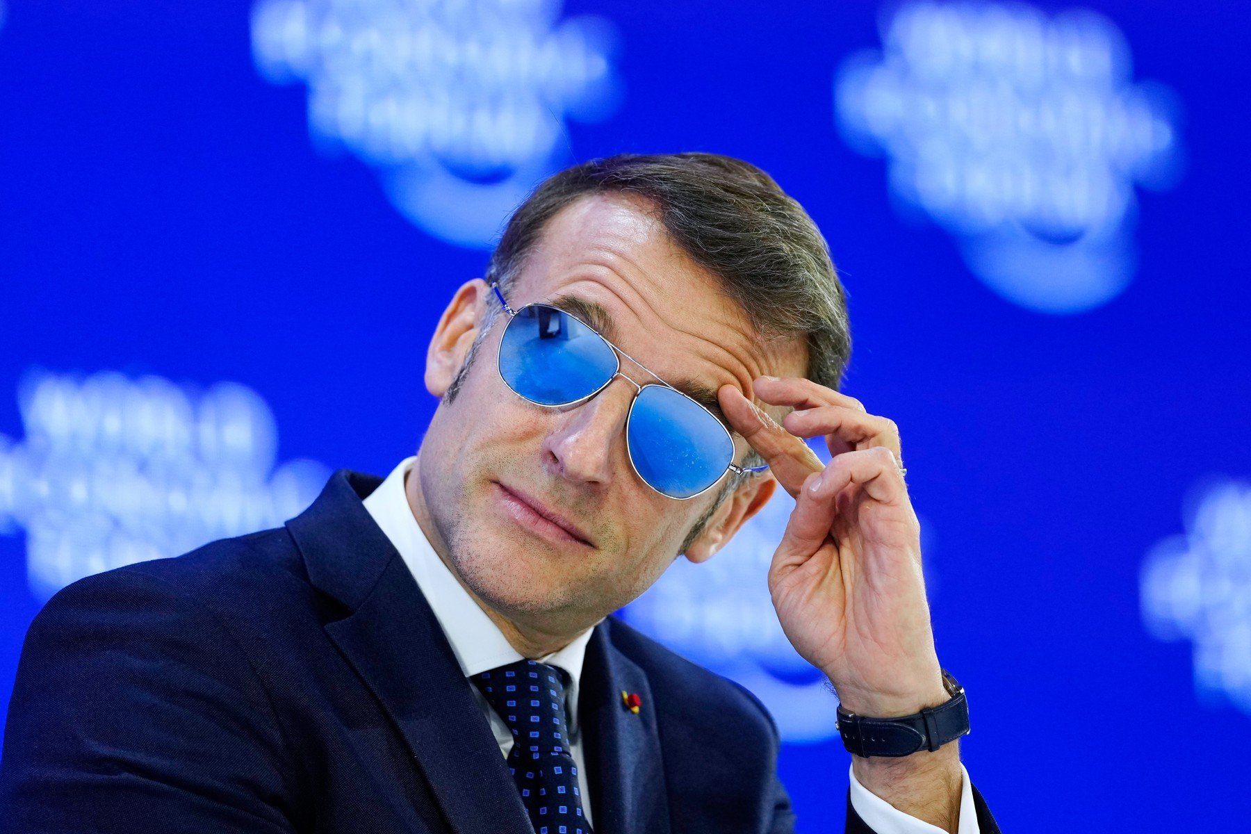 Macron, apariție spectaculoasă la Davos cu ochelari de soare