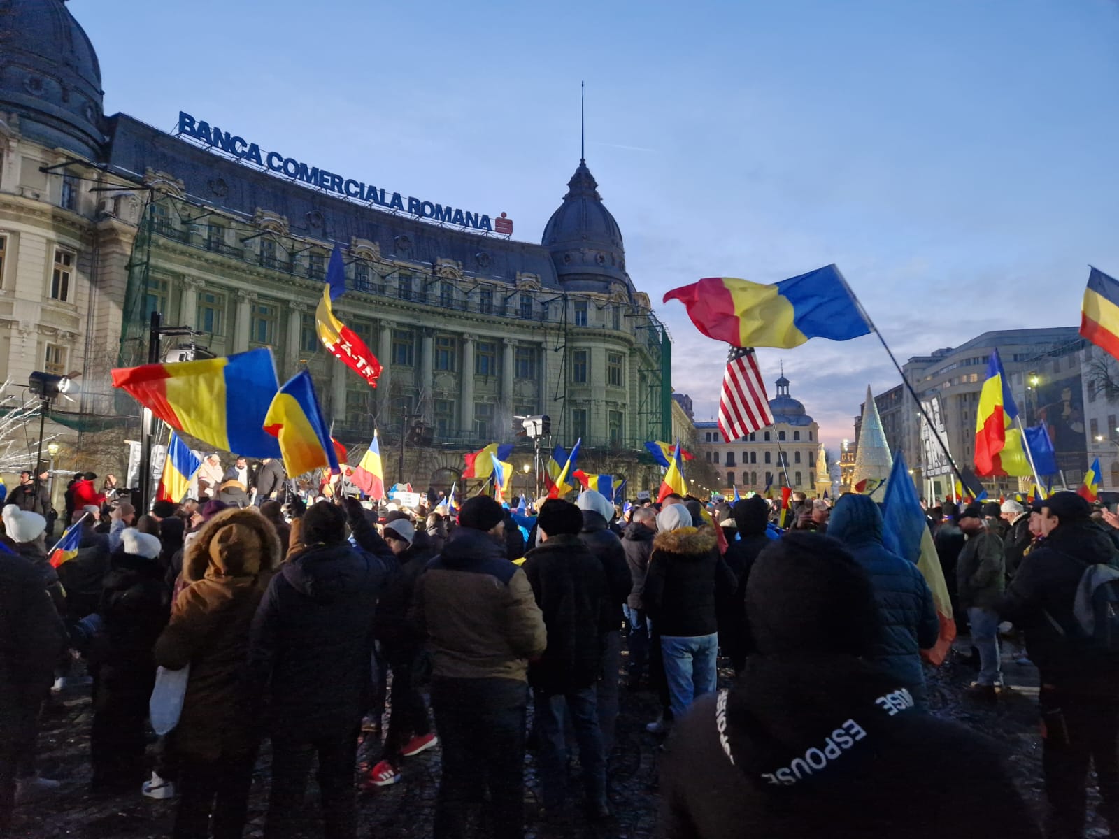Protest în Piața Universității: cântări legionare și steaguri România-SUA