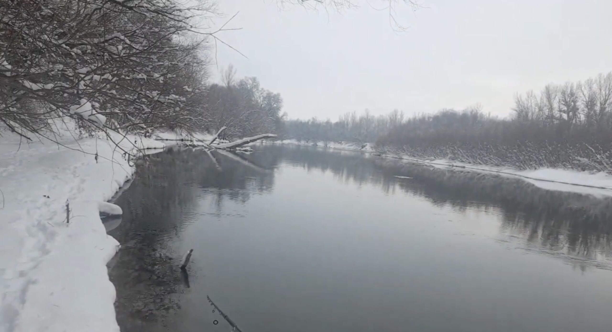 Ucrainean prins trecând Prutul la frontieră