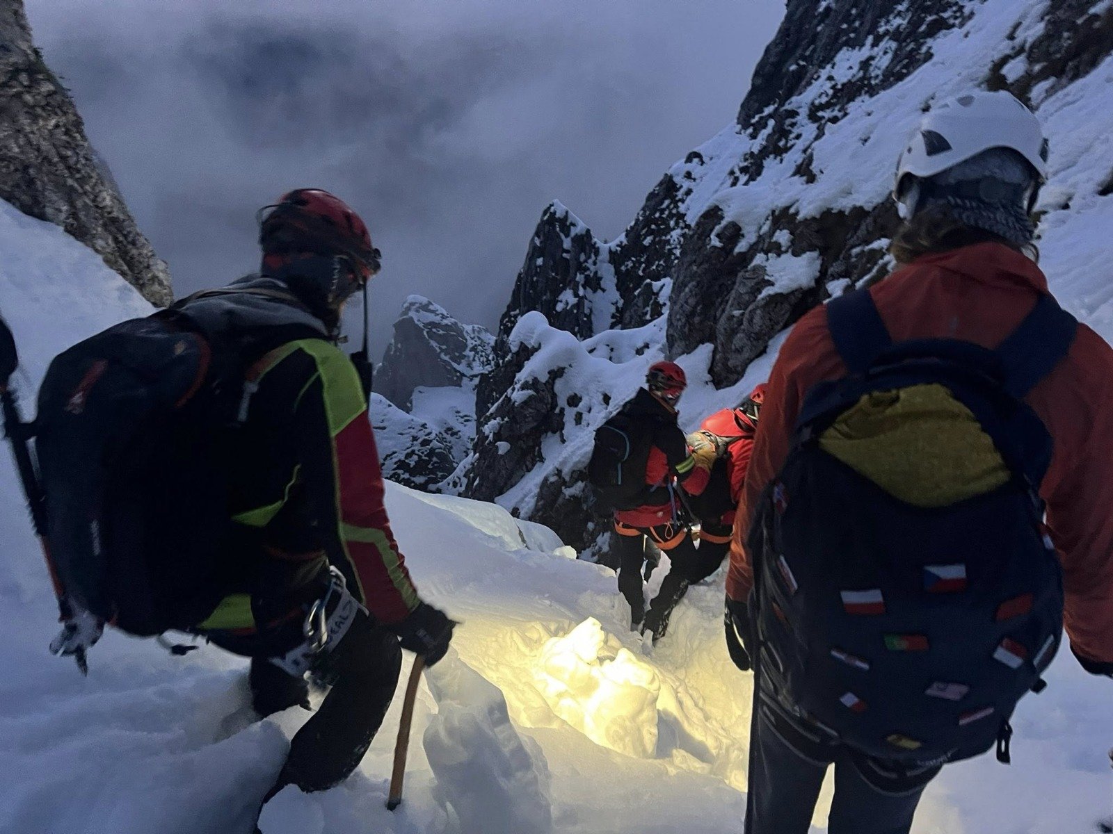 40 de persoane salvate de pe munte