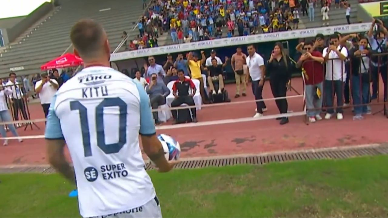 „Decarul” a ratat pasele la prezentarea pentru fani, de trei ori la rând.