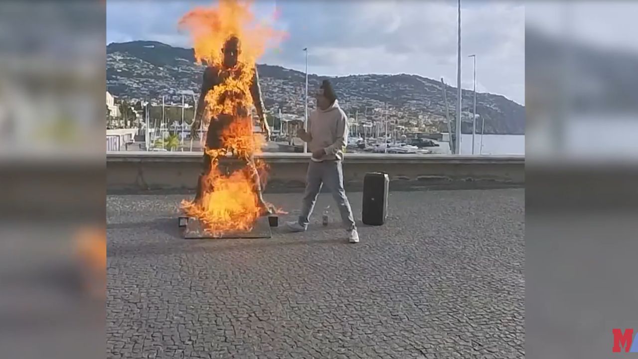 Un bărbat dă foc statuii lui Cristiano Ronaldo, manifestând extremism religios.