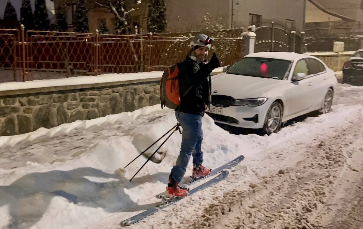 Sibian surprins mergând cu schiurile prin oraș, răspunzând: „La muncă!”