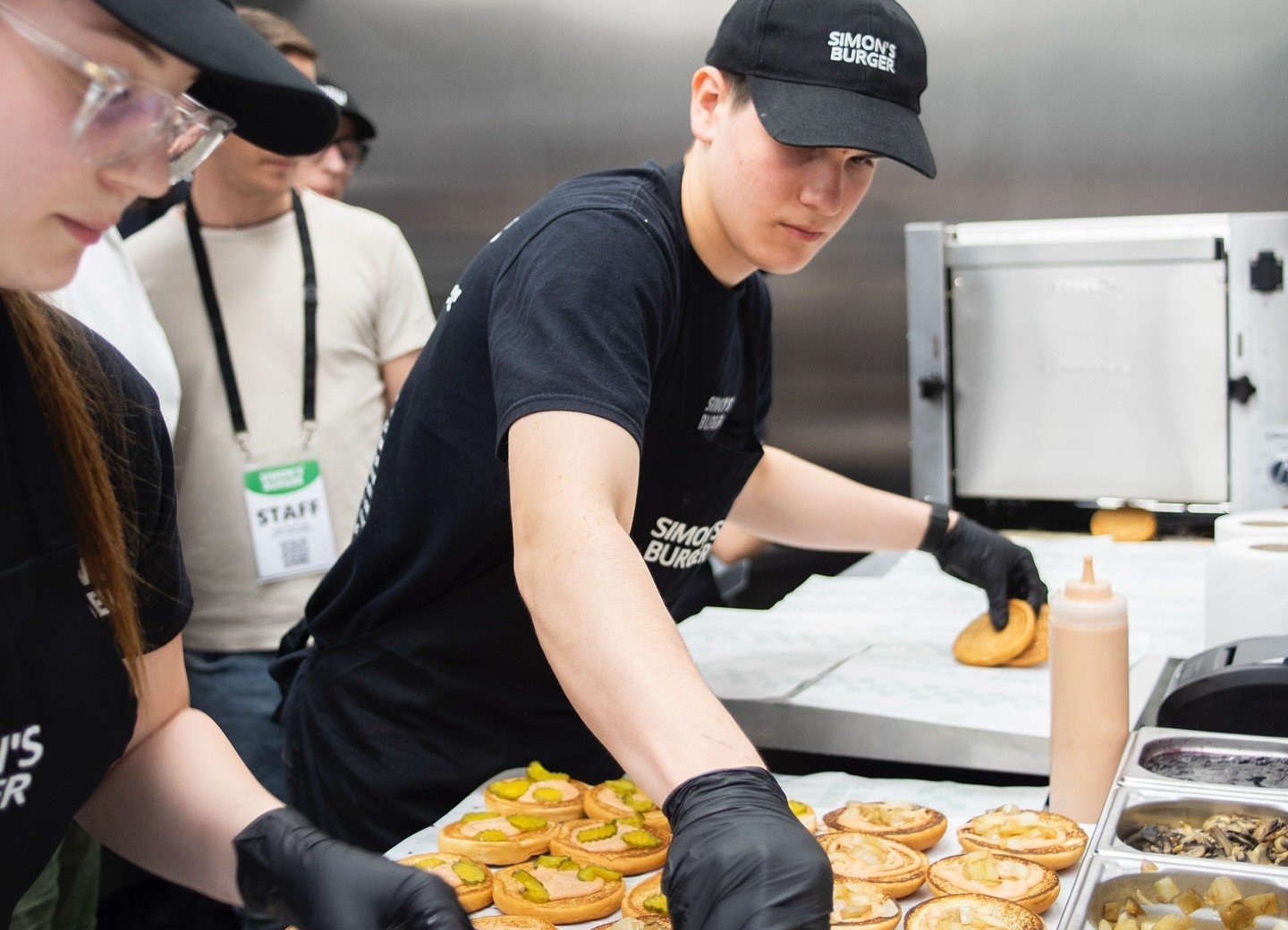 Simon’s Burger deschide primul restaurant în primăvară