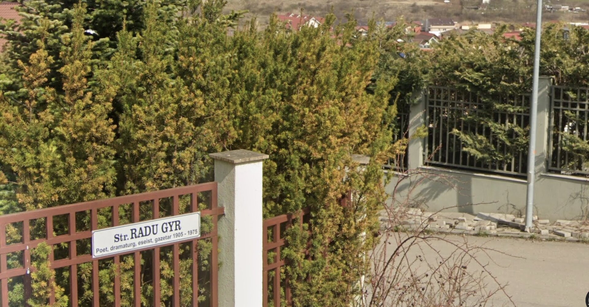 Asociație solicită schimbarea denumirilor străzii Radu Gyr și Bibliotecii „Octavian Goga” din Cluj, invocând Legea Vexler; autoritățile analizează solicitările