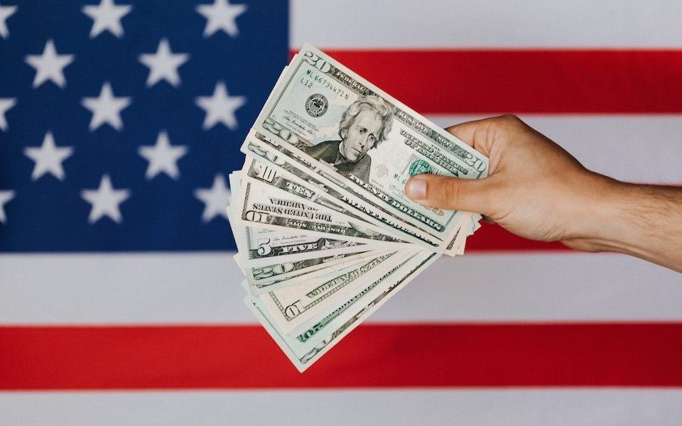 sua-dolari-drapel-ajutor-steag-flag-us-bani-karolina-grabowska-4386425-e1663300361346.jpg - PressHub24