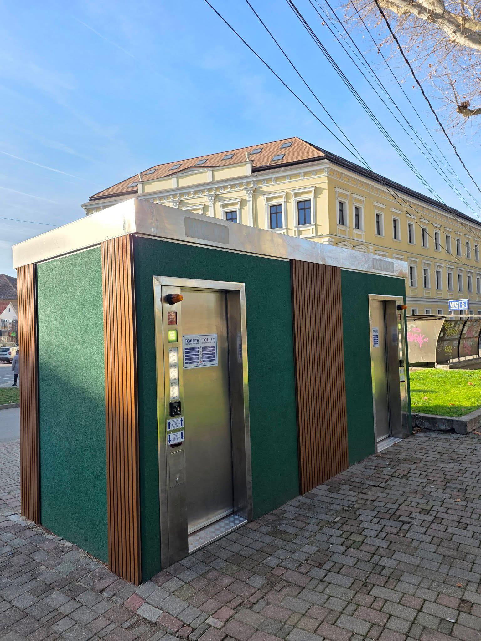 Vandalizate după șase zile: noile toalete din Caransebeș